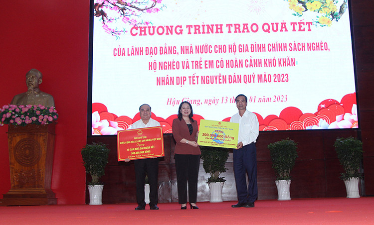Phó Chủ tịch nước tặng Hậu Giang 10 căn nhà đại đoàn kết; tặng 200 triệu tiền quà tết cho trẻ em có hoàn cảnh khó khăn của Hậu Giang Phó Chủ tịch nước tặng Hậu Giang 10 căn nhà đại đoàn kết; tặng 200 triệu tiền quà tết cho trẻ em có hoàn cảnh khó khăn của Hậu Giang