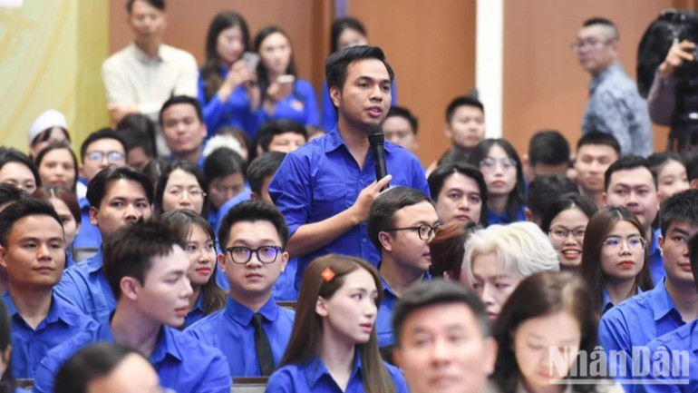 Đại biểu thanh niên đặt câu hỏi với Thủ tướng Chính phủ.
