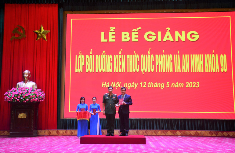 Thượng tướng Trần Việt Khoa trao Giấy chứng nhận cho học viên.