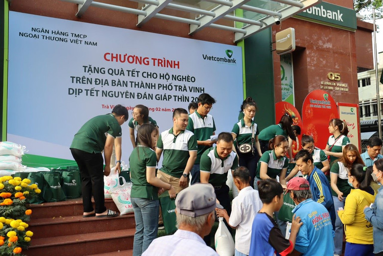 Vietcombank trao quà Tết đến người nghèo tại tỉnh Trà Vinh.