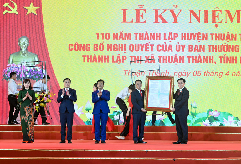 Chủ tịch Quốc hội Vương Đình Huệ trao Nghị quyết của Ủy ban Thường vụ Quốc hội cho lãnh đạo thị xã Thuận Thành.