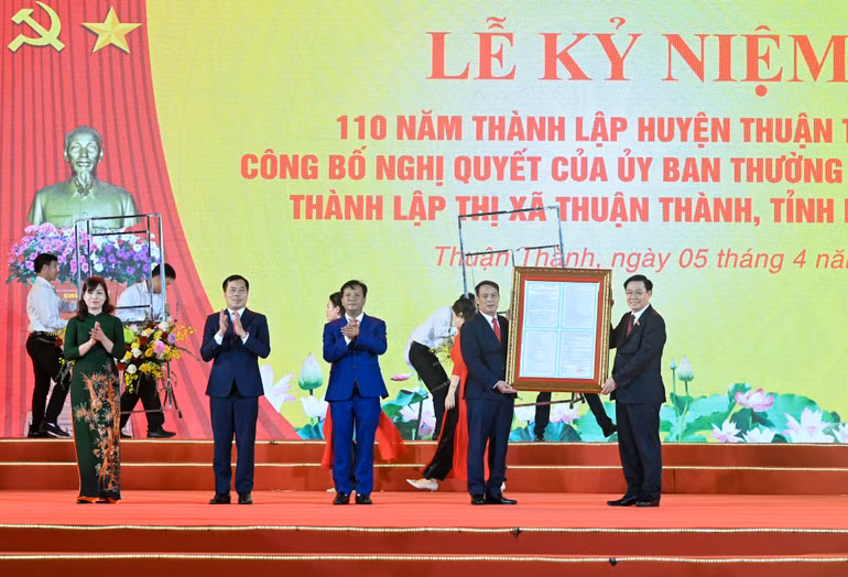 Chủ tịch Quốc hội Vương Đình Huệ trao Nghị quyết của Ủy ban Thường vụ Quốc hội cho lãnh đạo thị xã Thuận Thành.