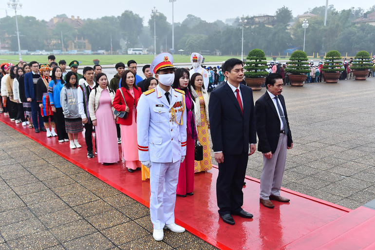 Các đại biểu và các em học sinh, sinh viên, thanh niên dân tộc thiểu số vào Lăng viếng Chủ tịch Hồ Chí Minh.