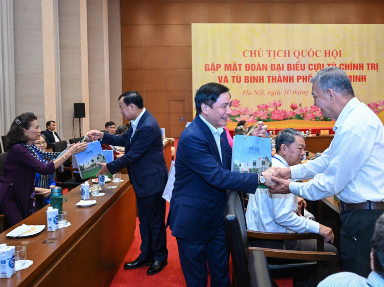 Tổng Thư ký, Chủ nhiệm Văn phòng Quốc hội Bùi Văn Cường và Chủ nhiệm Ủy ban Quốc phòng và An ninh Lê Tấn Tới tặng quà cho các đại biểu tại buổi gặp mặt.