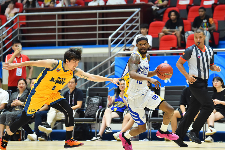 Trước tốc độ và kỹ thuật của Jeremy Smith, các cầu thủ Nha Trang Dolphins dường như bất lực trong việc theo kèm ngoại binh người Mỹ này.