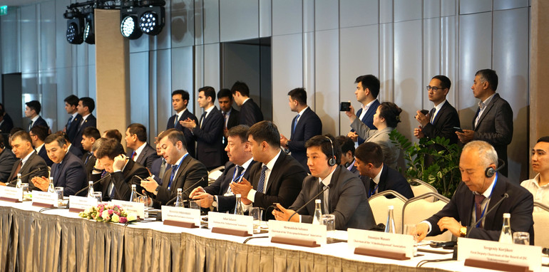 Nhiều quan chức bộ ngành và doanh nghiệp lớn của Uzberkistan tham dự và tham gia ý kiến thảo luận. (Ảnh: VĂN CHÚC)