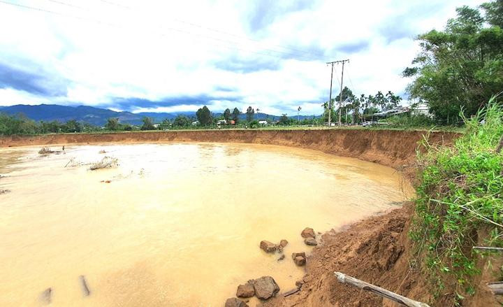 Bờ sông Quảng Huế đoạn qua thôn Phú Nghĩa bị sạt lở nghiêm trọng.