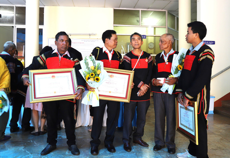 Các nghệ nhân trao đổi, trò chuyện bên lề buổi lễ.