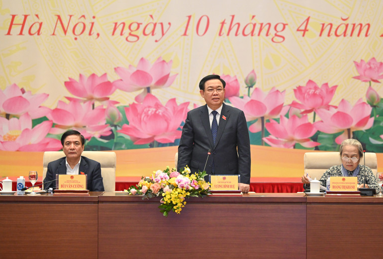 Chủ tịch Quốc hội Vương Đình Huệ phát biểu chia sẻ, động viên tại buổi gặp mặt. Chủ tịch Quốc hội Vương Đình Huệ phát biểu chia sẻ, động viên tại buổi gặp mặt.