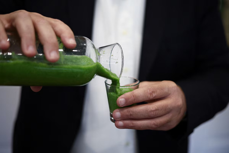 Ông Andrea Ortenzi rót thức uống ít calo làm từ quả xương rồng lê gai ép tại trụ sở Wakonda ở Rome, Italia.