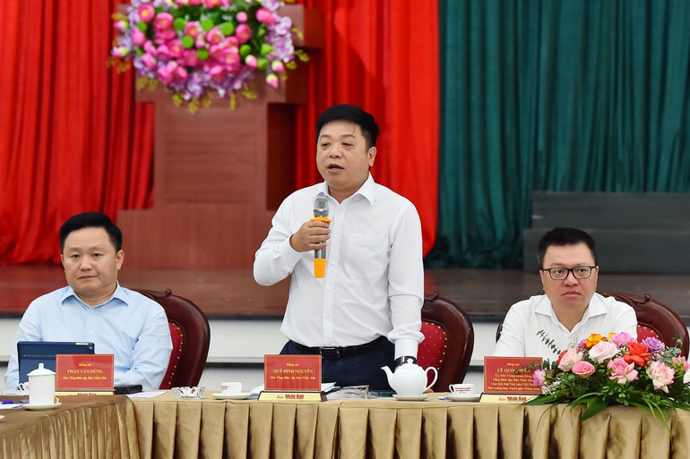 Đồng chí Quế Đình Nguyên, Phó Tổng Biên tập Báo Nhân Dân trả lời một số ý kiến được nêu ra tại hội nghị.
