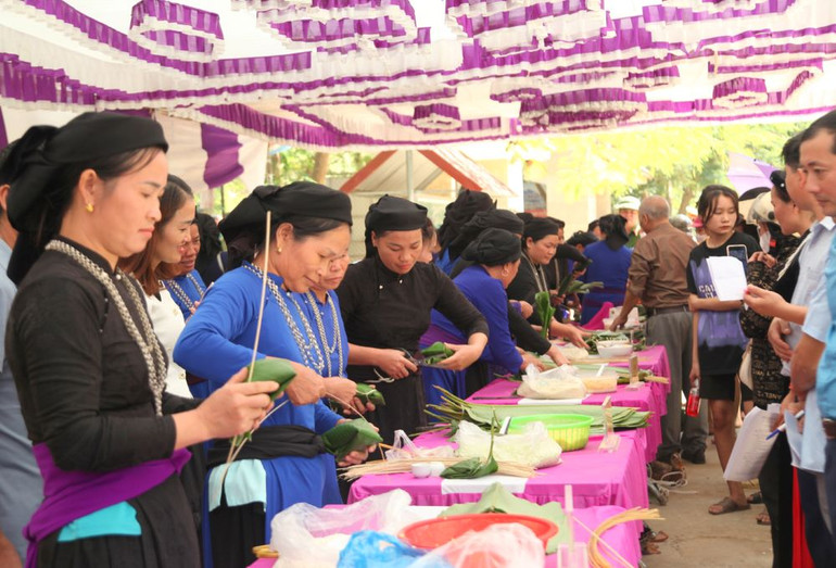 Sôi động cuộc thi gói bánh chưng nhân cá. Sôi động cuộc thi gói bánh chưng nhân cá.