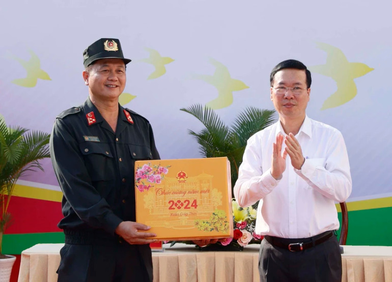 Chủ tịch nước Võ Văn Thưởng tặng quà Tết cho Tiểu đoàn Cảnh sát cơ động, Công an tỉnh Đồng Tháp.