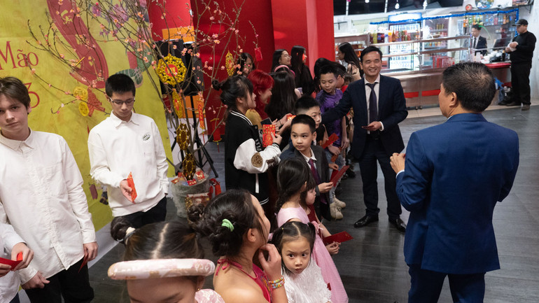 Mừng tuổi đầu năm cho các em nhỏ trong cộng đồng.