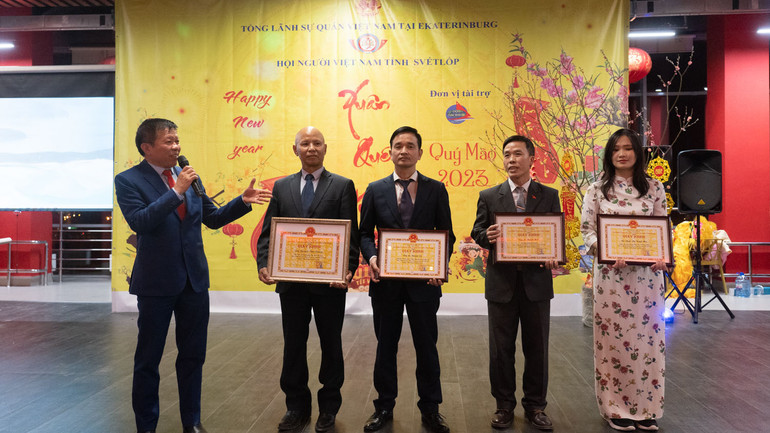 Trao giấy khen của Bộ Ngoại giao tặng các cá nhân xuất sắc.