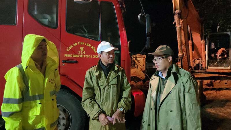 Phó Chủ tịch UBND tỉnh Lâm Đồng Nguyễn Ngọc Phúc tại hiện trường cùng lực lượng chức năng tìm kiếm nạn nhân bị vùi lấp.