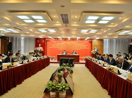 Tổng giám đốc PVN Lê Mạnh Hùng báo cáo tình hình sản xuất kinh doanh của Tập đoàn.