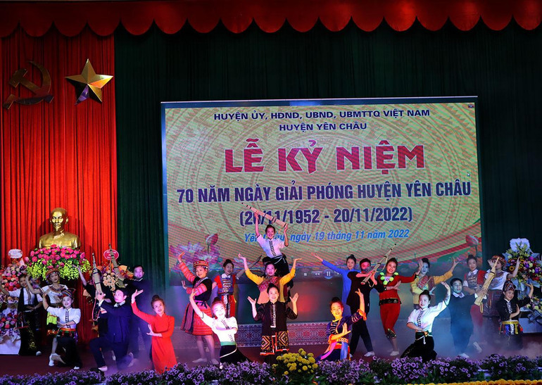 Văn nghệ chào mừng 70 năm ngày giải phóng huyện Yên Châu.