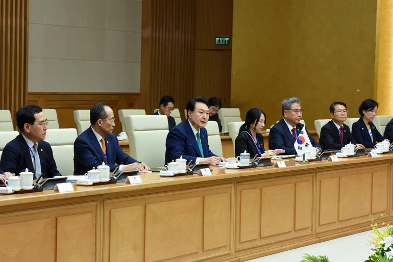 Tổng thống Hàn Quốc Yoon Suk Yeol và các thành viên trong đoàn.