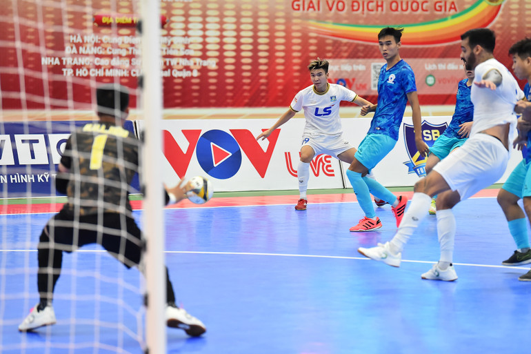 Trước đó, trong trận đấu sớm của ngày hôm nay tại Cung Điền kinh Mỹ Đình, câu lạc bộ Thái Sơn Bắc (áo trắng) đã có thắng lợi 2-0 trước câu lạc bộ Tân Hiệp Hưng. Trước đó, trong trận đấu sớm của ngày hôm nay tại Cung Điền kinh Mỹ Đình, câu lạc bộ Thái Sơn Bắc (áo trắng) đã có thắng lợi 2-0 trước câu lạc bộ Tân Hiệp Hưng.