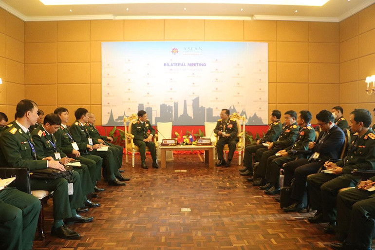 Bộ trưởng Phan Văn Giang gặp song phương Phó Thủ tướng, Bộ trưởng Quốc phòng Lào Chansamone Chanyalath.