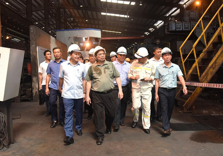 Thủ tướng cùng đoàn công tác khảo sát Nhà máy Cán thép Thái Trung (nhà máy đang hoạt động của Tisco)