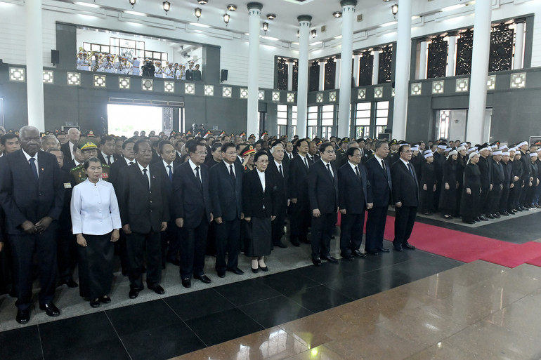 Các đồng chí lãnh đạo, nguyên lãnh đạo Đảng, Nhà nước, các đại biểu quốc tế và tang quyến tại Lễ truy điệu Tổng Bí thư Nguyễn Phú Trọng.