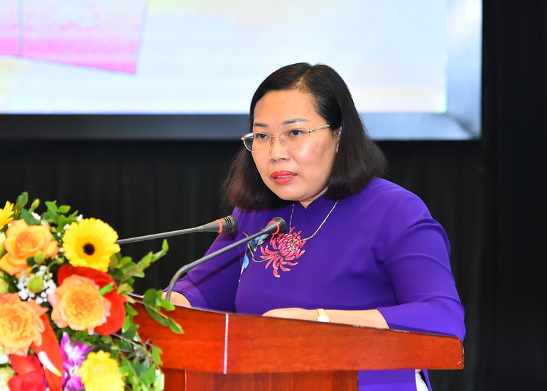 Phó Giám đốc - Phó Tổng Biên tập Nhà xuất bản Chính trị quốc gia Sự thật Phạm Thị Thinh phát biểu tại lễ ra mắt sách.