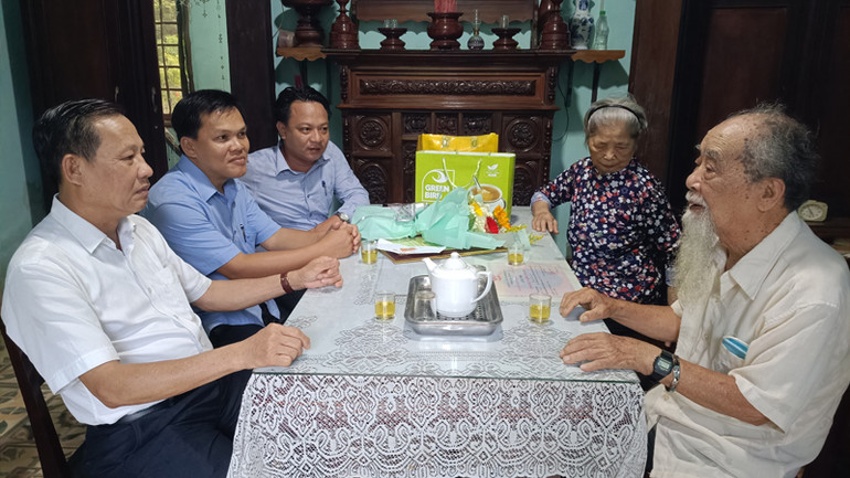 Đồng chí Bí thư Tỉnh ủy Hồ Quốc Dũng cùng đoàn công tác thăm, tặng quà cụ Phan Năm (90 tuổi) tại phường Bồng Sơn, thị xã Hoài Nhơn.