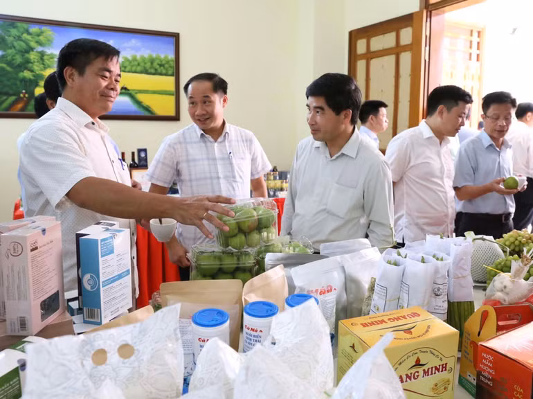 Các đại biểu tham quan những gian hàng trưng bày sản phẩm đặc trưng đem lại năng suất và lợi nhuận cao cho nông dân tỉnh Ninh Thuận trong quá trình thực hiện chuyển đổi cây trồng đem lại giá trị kinh tế cao tại những vùng khô hạn.