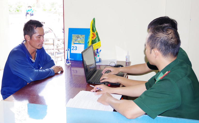 Thuyền trưởng Hoàng Văn Lượm tại cơ quan chức năng.