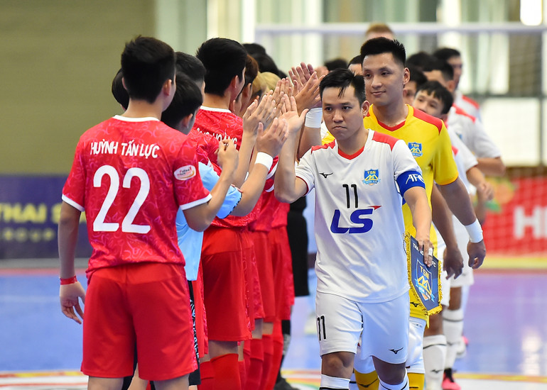 Với trình độ được đánh giá vượt trội so với đội chủ nhà Hà Nội, các cầu thủ Thái Sơn Nam Thành phố Hồ Chí Minh bước vào trận đấu với sự tự tin cao độ. Với trình độ được đánh giá vượt trội so với đội chủ nhà Hà Nội, các cầu thủ Thái Sơn Nam Thành phố Hồ Chí Minh bước vào trận đấu với sự tự tin cao độ.