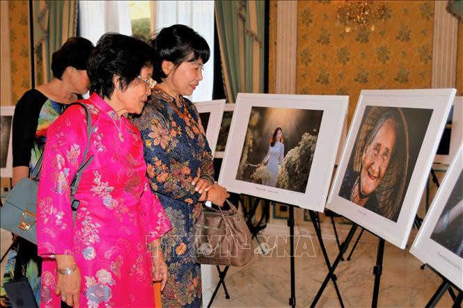 Khách tham quan triển lãm ảnh "Một thoáng Việt Nam tại Venice". Ảnh: TTXVN