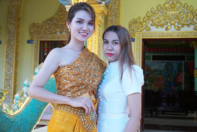 Trình diễn văn nghệ với trang phục dân tộc Khmer trong dịp lễ hội.