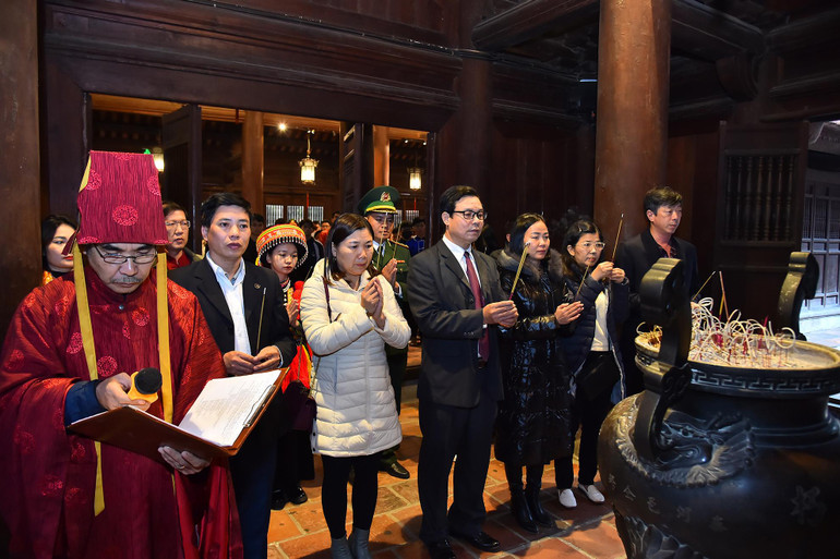 Nghi lễ dâng hương lên các bậc liệt tổ, liệt tông, tưởng nhớ và đề cao tinh thần uống nước nhớ nguồn, tôn sư trọng đạo của dân tộc. Nghi lễ dâng hương lên các bậc liệt tổ, liệt tông, tưởng nhớ và đề cao tinh thần uống nước nhớ nguồn, tôn sư trọng đạo của dân tộc.