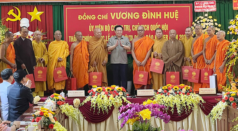 Chủ tịch Quốc hội Vương Đình Huệ tặng quà các vị chức sắc tôn giáo đồng bào Khmer.