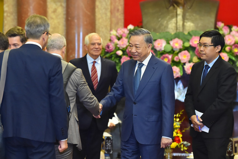 Chủ tịch nước Tô Lâm với các thành viên tháp tùng Phó Chủ tịch Ủy ban châu Âu Josep Borell Fontelles.