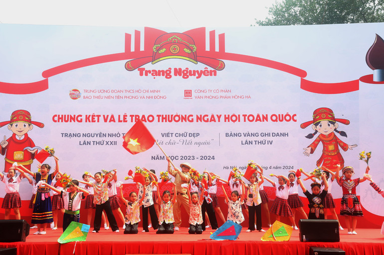 Các tiết mục văn nghệ đặc sắc do các em học sinh trên địa bàn thành phố Hà Nội biểu diễn tái hiện lại thắng lợi của “Chiến dịch Điện Biên Phủ 1954”.