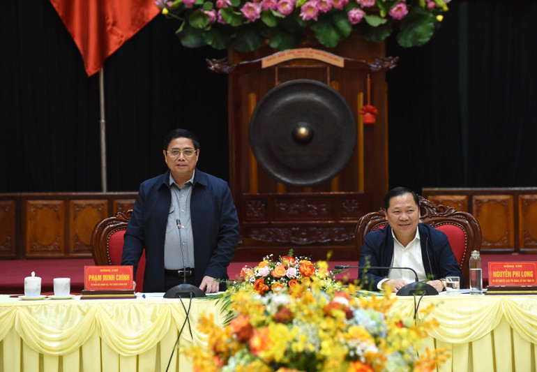 Thủ tướng Phạm Minh Chính làm việc với lãnh đạo chủ chốt tỉnh Hòa Bình. Ảnh: TRẦN HẢI