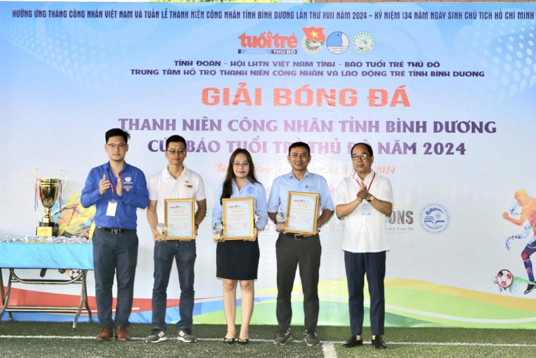 Ban Tổ chức tri ân các đơn vị đồng hành giải đấu. Ban Tổ chức tri ân các đơn vị đồng hành giải đấu.