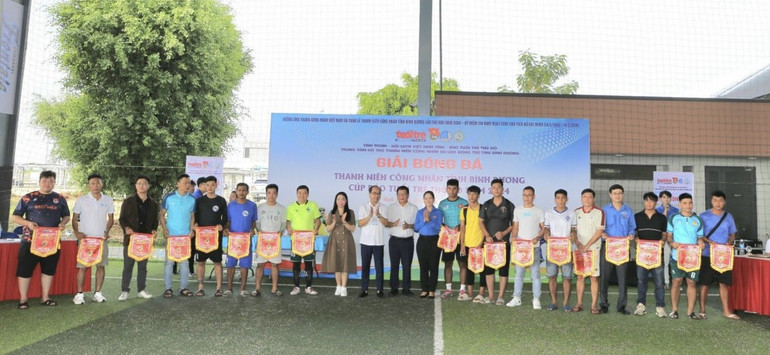 Ban Tổ chức tặng cờ tới các đại diện các đội tham dự giải. Ban Tổ chức tặng cờ tới các đại diện các đội tham dự giải.