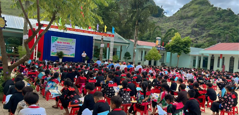 Cán bộ Phòng Dân tộc huyện Tủa Chùa tuyên truyền Luật Hôn nhân và Gia đình đến học sinh Trường Phổ thông dân tộc bán trú Trung học cơ sở Tả Phìn, huyện Tủa Chùa.