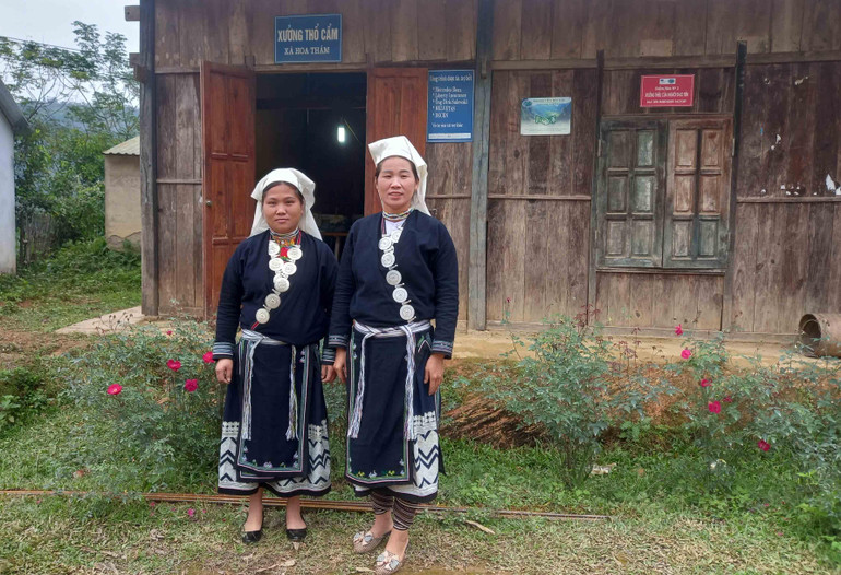 Xưởng thêu thổ cẩm người Dao ở xóm Nà Chắn, xã Hoa Thám.