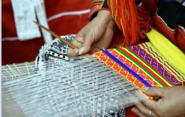 Các công đoạn dệt, thêu hoa văn, ghép vải hoàn toàn bằng phương pháp thủ công. Các công đoạn dệt, thêu hoa văn, ghép vải hoàn toàn bằng phương pháp thủ công.