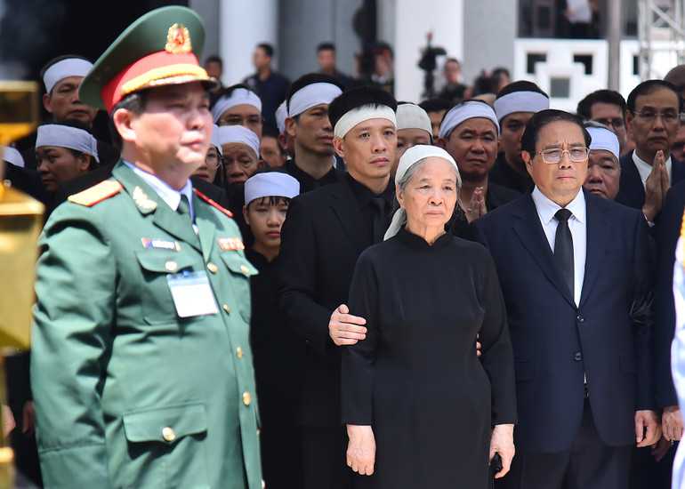 Thủ tướng Phạm Minh Chính, Phu nhân Tổng Bí thư Nguyễn Phú Trọng Ngô Thị Mận cùng các thành viên trong gia đình chứng kiến nghi thức Quốc kỳ được phủ lên linh cữu Tổng Bí thư Nguyễn Phú Trọng