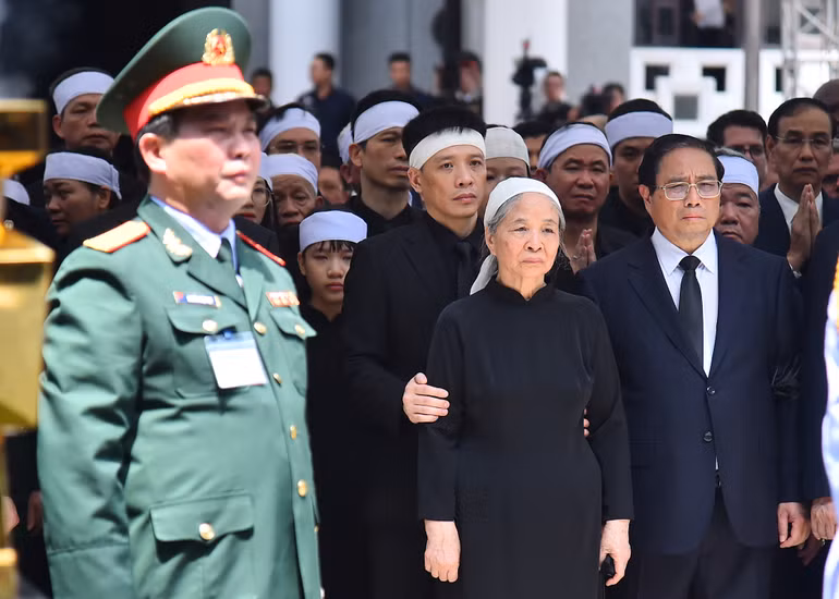 Thủ tướng Phạm Minh Chính, Phu nhân Tổng Bí thư Nguyễn Phú Trọng Ngô Thị Mận cùng các thành viên trong gia đình chứng kiến nghi thức Quốc kỳ được phủ lên linh cữu Tổng Bí thư Nguyễn Phú Trọng