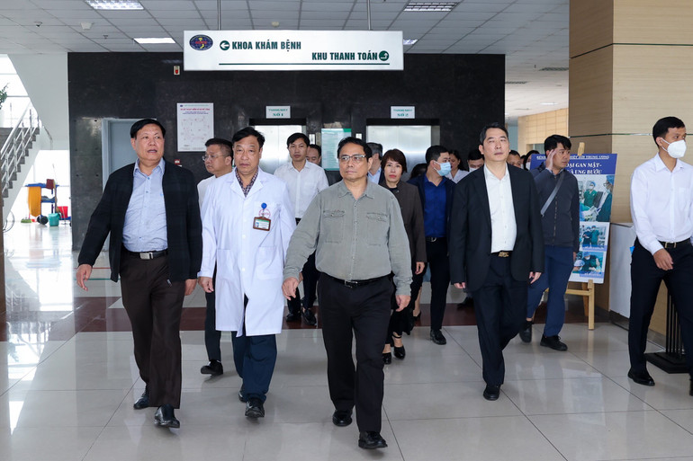 Thủ tướng đến thăm Bệnh viện Bệnh Nhiệt đới Trung ương.