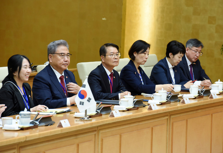 Các thành viên tháp tùng Tổng thống Đại Hàn Dân Quốc Yoon Suk Yeol tham dự buổi hội kiến.