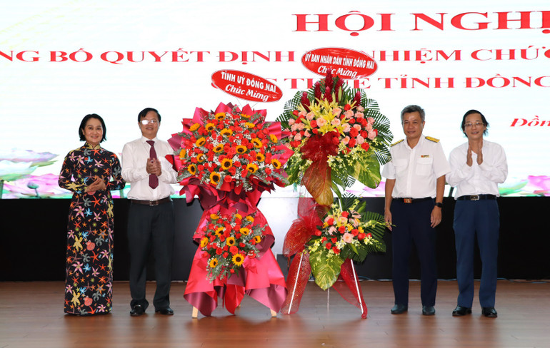 Lãnh đạo tỉnh Đồng Nai tặng hoa chúc mừng tân Cục trưởng Cục thuế tỉnh Đồng Nai.