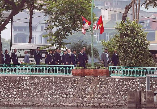 Tổng thống Hoa Kỳ Joe Biden tới địa điểm đặt phù điêu cố Thượng Nghị sĩ John McCain. Ảnh: Phạm Kiên/TTXVN Tổng thống Hoa Kỳ Joe Biden tới địa điểm đặt phù điêu cố Thượng Nghị sĩ John McCain. Ảnh: Phạm Kiên/TTXVN